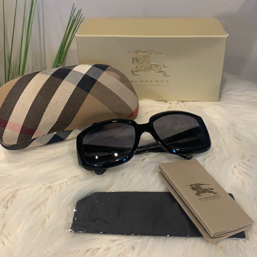 IOB EUC BURBERRY Black Sunglasses w/ Case & Cloth